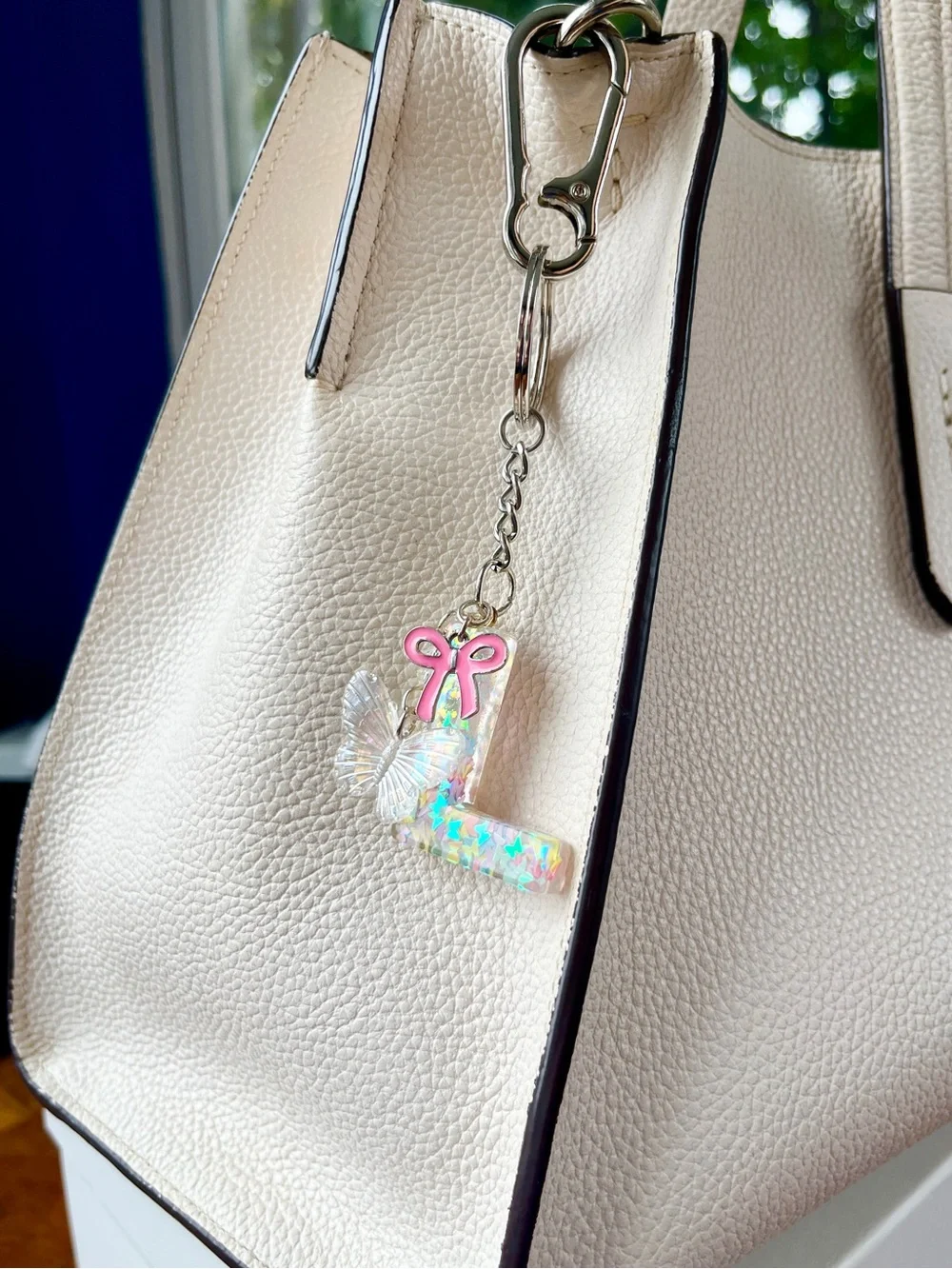🦋 'L' Glitter Letter Keychain & Bag Charm with 🎀 Bow & Butterfly Accents
